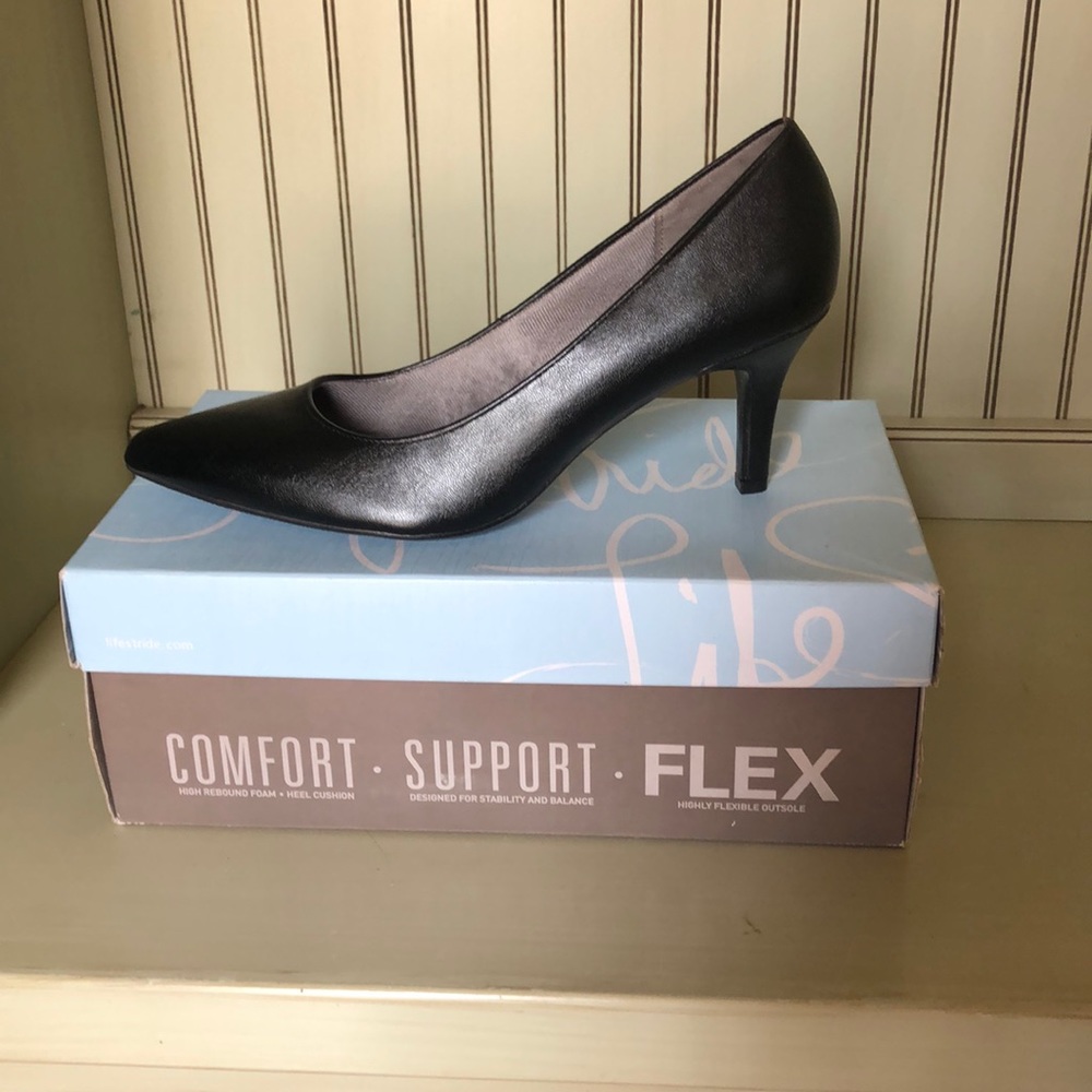 ☘️ 3/$30 ☘️ Life Stride Sevyn Black Heels
